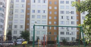 В Унгенах двухлетняя девочка упала с пятого этажа многоквартирного дома.