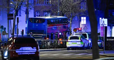 В центре Стокгольма двухэтажный автобус въехал в людей на остановке: есть погибшие