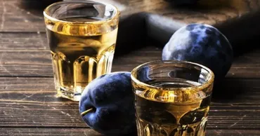 În România a fost majorată limita de producție a țuicii fără acciză