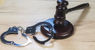 Șantaj cu legitimație falsă de polițist: Ce pedeapsă a primit făptașul
