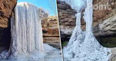 Cascada de la Țîpova a înghețat din cauza vremii reci