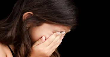 Copilă de 5 ani, abuzată sexual de concubinul mamei. Femeia a ignorat faptele