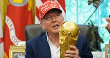 În loc să facă o declarație despre Ucraina după negocieri, Trump le-a arătat jurnaliștilor trofeul Cupei Mondiale