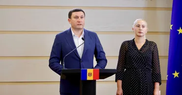 Социалисты потребовали увеличить зарплаты преподавателей и воспитателей на 30%