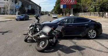 В Бендерах мотоциклист врезался в Tesla и "перелетел" через автомобиль