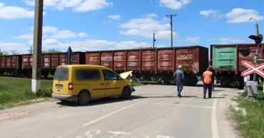 На железнодорожном участке Окница–Вэлчинец поезд столкнулся с автомобилем