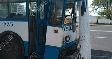 Троллейбус 19А «Бендеры - Тирасполь» въехал в железобетонную электроопору