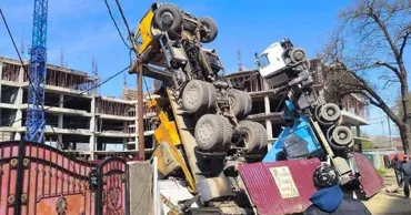 В Кагуле на стройплощадке опрокинулись два подъемных крана