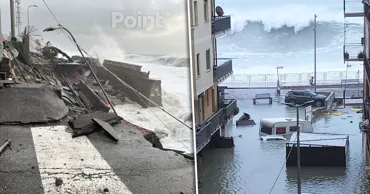 Un ciclon devastator a lovit Italia: Valuri de până la opt metri se izbesc de coastă