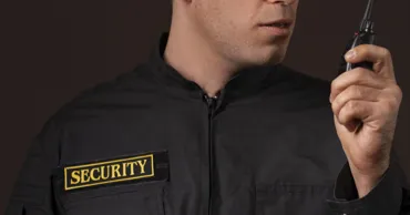 Agent de pază, condamnat după ce a bătut doi bărbați în timpul serviciului