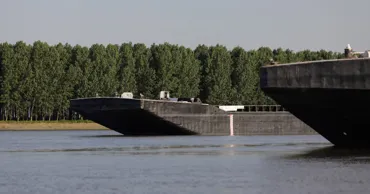 Barje scufundate în Dunăre pentru a creşte debitul spre centrala de la Cernavodă