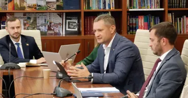 Кептонар - представительнице Агентства госуслуг: Вы были как саранча в госкомпаниях