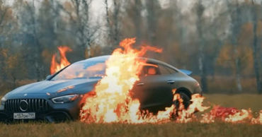 Блогер сжег свой Mercedes от обиды на специалистов дилерского центра.