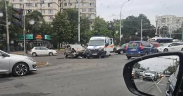 В Кишиневе столкнулись скорая помощь и автомобиль Hyundai