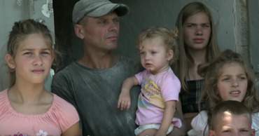 Родители и девять детей, семеро из которых несовершеннолетние, ютятся у родственников.