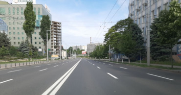 В Кишиневе продолжаются работы по нанесению дорожной разметки.