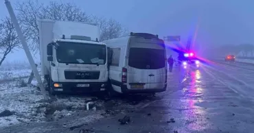 На трассе М5 столкнулись грузовик и микроавтобус: один человек пострадал