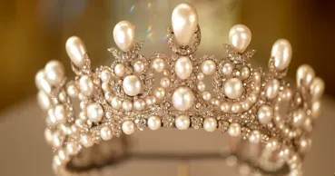 Bijuteriile coroanei de la Luvru, de 100 de milioane de dolari, încă dispărute
