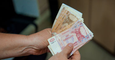 Некоторые школы продолжают незаконно собирать деньги с учащихся.