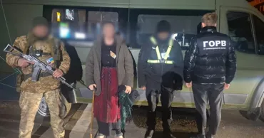Un ucrainean deghizat în bunică, reținut la granița cu Republica Moldova