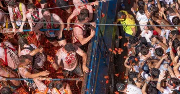 Festival spectaculos în Spania: Mii de oameni, într-o bătaie uriașă cu roșii