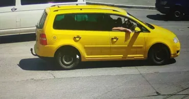 Un șofer, sancționat după ce a condus cu un copil pe genunchi