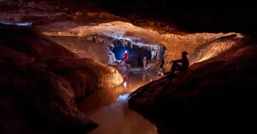 Locul spectaculos din România unde intri într-un labirint subteran de 52 de kilometri