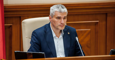 В парламенте выдвинули вотум недоверия правительству Кику.