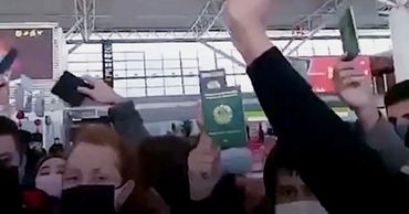 Появилось видео протестов недопущенных граждан СНГ на самолет в Китае.