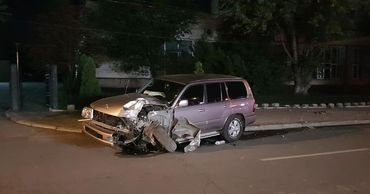 В Кишиневе Toyota Land Cruiser снес столб.