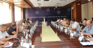 Sindicatele cer eliminarea perioadei de probă pentru tineri și majorarea concediilor