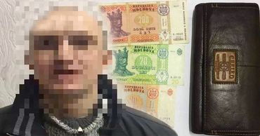 Сотрудники столичной полиции задержали мужчину, который украл кошелек из сумки 55-летней женщины.