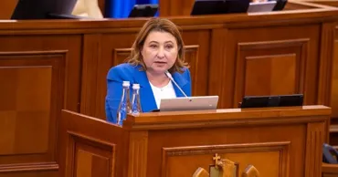 Scandalul imaginii cu AI ia amploare: Deputații PAS îi iau apărarea Marcelei Adam