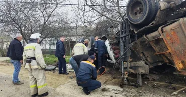Un camion de gunoi, încărcat cu butelii de gaz, s-a izbit de un stâlp la Dubăsari