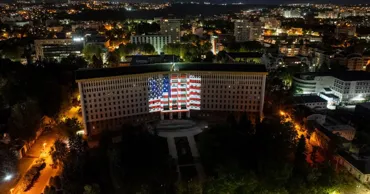 США отмечают День независимости: парламент РМ подсветили в цвета американского флага