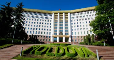 Parlamentul explică de ce cumpără două microbuze noi și cine achită 2,3 milioane lei