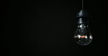 Власти просят граждан и бизнес экономить энергию в часы пик: есть риск отключений