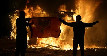 В Албании протестующие подожгли здание мэрии
