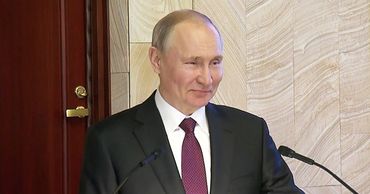Конфуз с микрофоном Путина попал на видео.