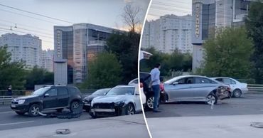 На виадуке столкнулись четыре автомобиля.