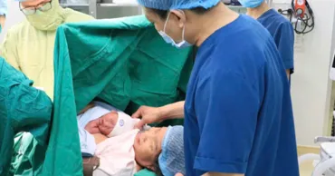 O femeie de 60 de ani din Vietnam a născut un copil de Ziua Internațională a Fericirii