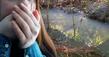 Запах чувствуется постоянно, а после дождя становится невыносимым.