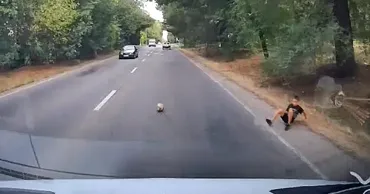 Un copil, la un pas de a fi accidentat de o mașină la Chișinău în timp ce alerga după o minge