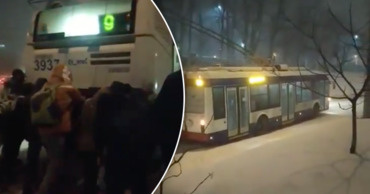 В Кишиневе пассажиры толкают троллейбусы, застревающие в снегу.