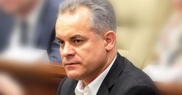 На десять объектов недвижимости, принадлежащих Плахотнюку, наложен арест.