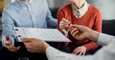 Intermediarii „acaparează” mai mult de jumătate din piața asigurărilor