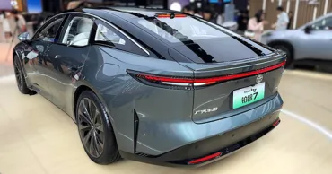 Toyota выпустила в продажу электрокар c пневмоподвеской за 22 тысячи долларов