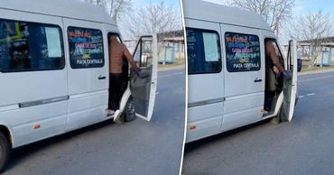 Маршрутки из Малых Милешт переполнены, пассажиры не могут закрыть дверь.