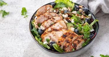 Rețeta ideală pentru zilele toride de vară: Cum se pregătește salata de pui și afine