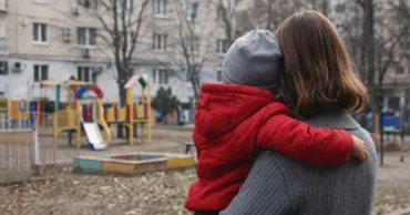 O mamă singură nu reușește să își înscrie copilul la o grădiniță publică din cauza lipsei vizei de reședință